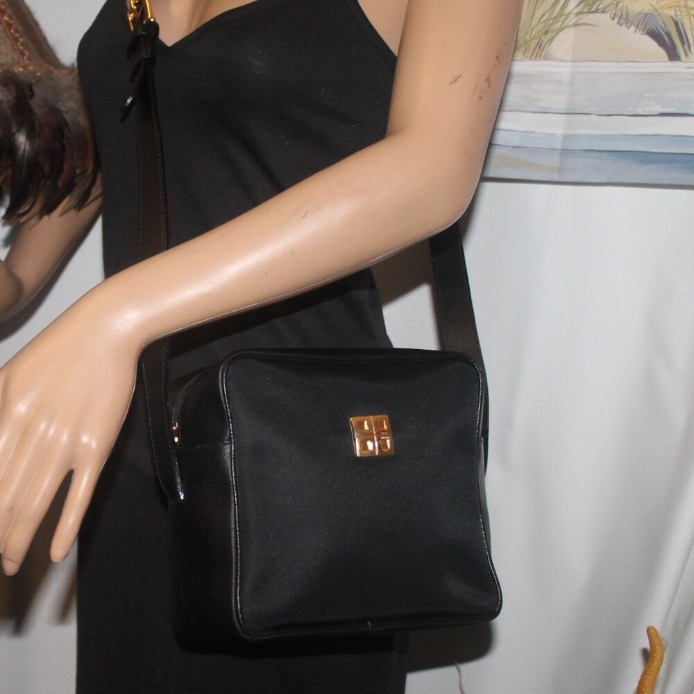 New $990 GIVENCHY ItalyLeather Shoulderbag Crossbody Purse Bag Never Carried - Picture 2 of 11